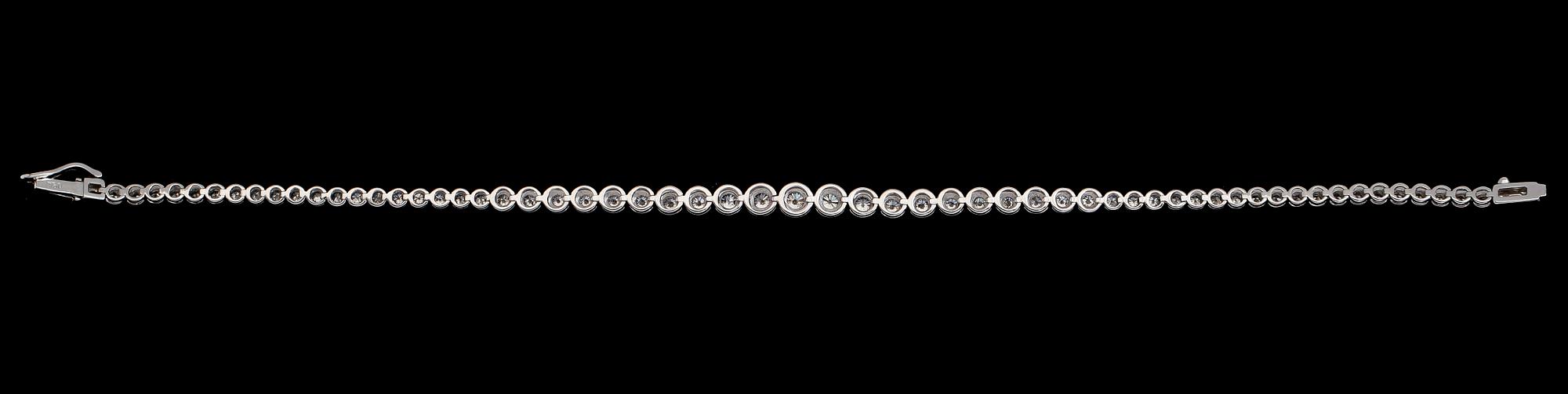 ARMBAND, 18 k vitguld, doserade briljantslipade diamanter tot ca 2.04 ct.