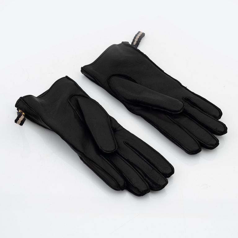 Gucci, a pair of black leather gloves, size 6 1/2.