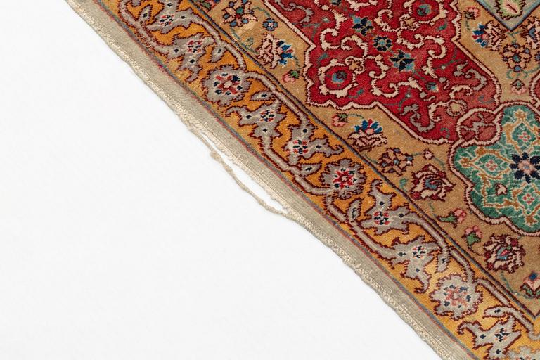 A carpet, semi-antique, Tabriz, ca 298 x  228 cm.