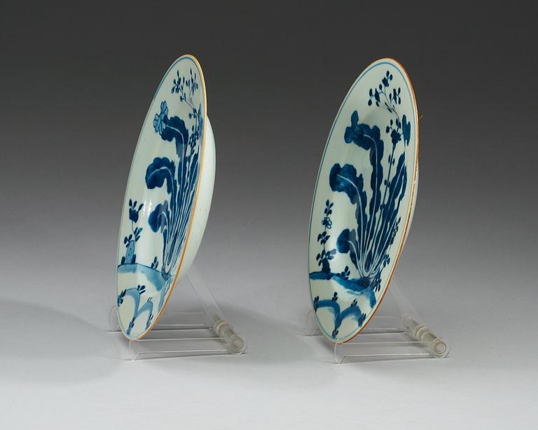 TALLRIKAR, ett par, kompaniporslin. Qing dynastin, Qianlong (1736-95).