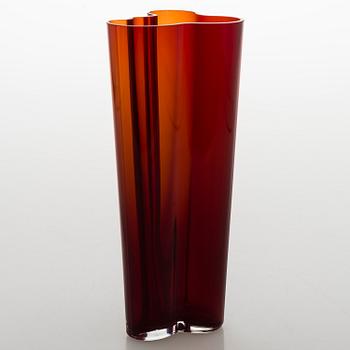 ALVAR AALTO, A red 'Savoy' glass vase, Iittala 2000s.