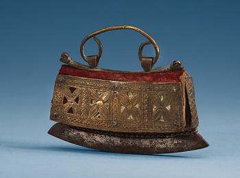 1507. ELDSTÅL med REDSKAP, metall samt textil. Qing dynastin.