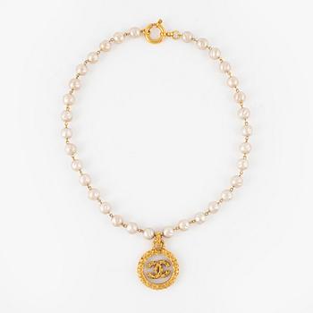 Chanel, A imitation pearl necklace with gold plated CC-charm, 1993.