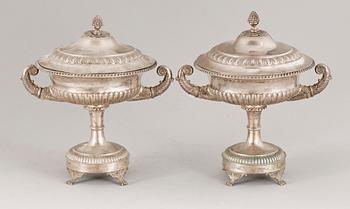 SOCKERSKÅLAR, ett par, silver, Simon Simonsson, Stockholm. 1821-1835. Totalvikt 1736 g.