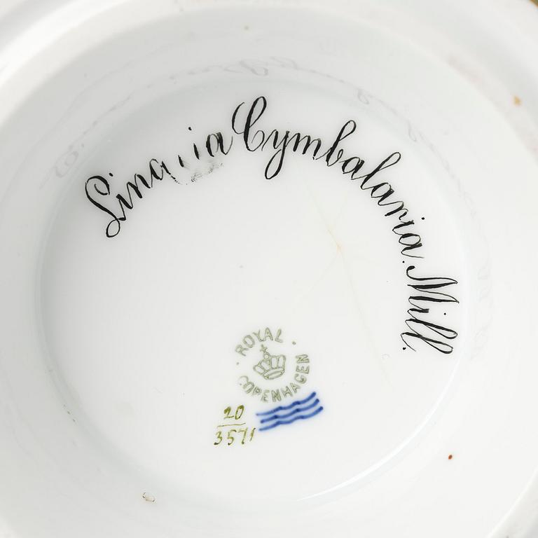 Ytterfoder/Vinkylare, porslin. 'Flora Danica', Royal Copenhagen, Danmark, 1900-tal.