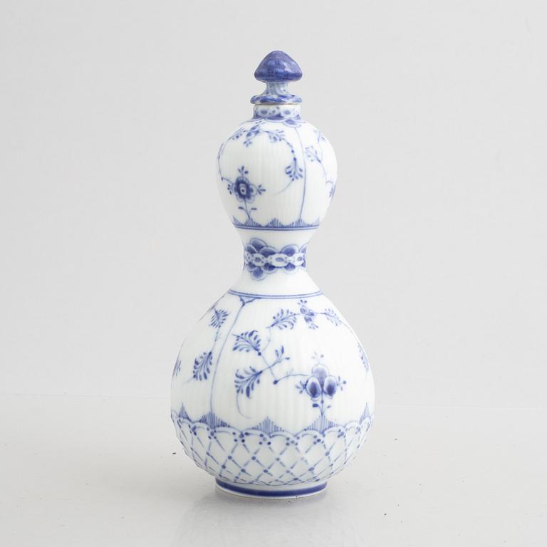 A 'Blue Fluted'/'Musselmalet' porcelain flask with stopper, Royal Copenhagen, model 121, 1893-1900.