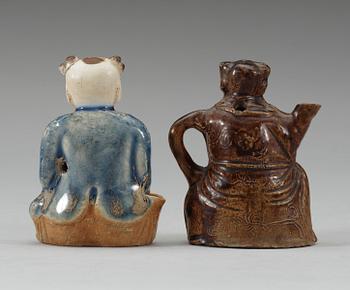RÖKELSEHÅLLARE samt KANNA, keramik. Kina Qing dynastin, 1700-tal.