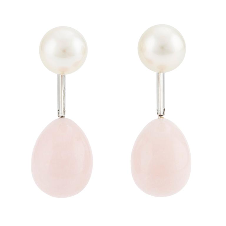 Gaudy ett par örhängen 18K vitguld med odlade Söderhavspärlor och rosa koralldroppar.