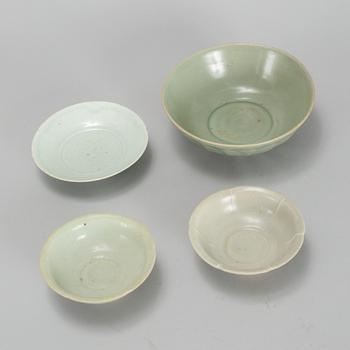 A group of Southeast asian ceramic bowls and dishes, presumably 16th/17th century.