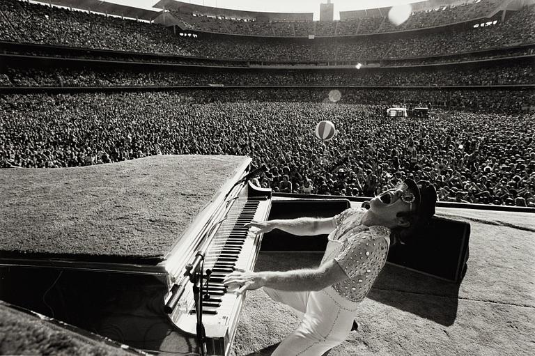 Terry O'Neill, "Elton John, Dodgers Stadium, Howling", 1975.