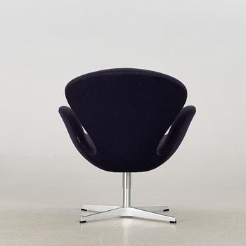 ARNE JACOBSEN, fåtölj, "Svanen", Fritz Hansen 2017.