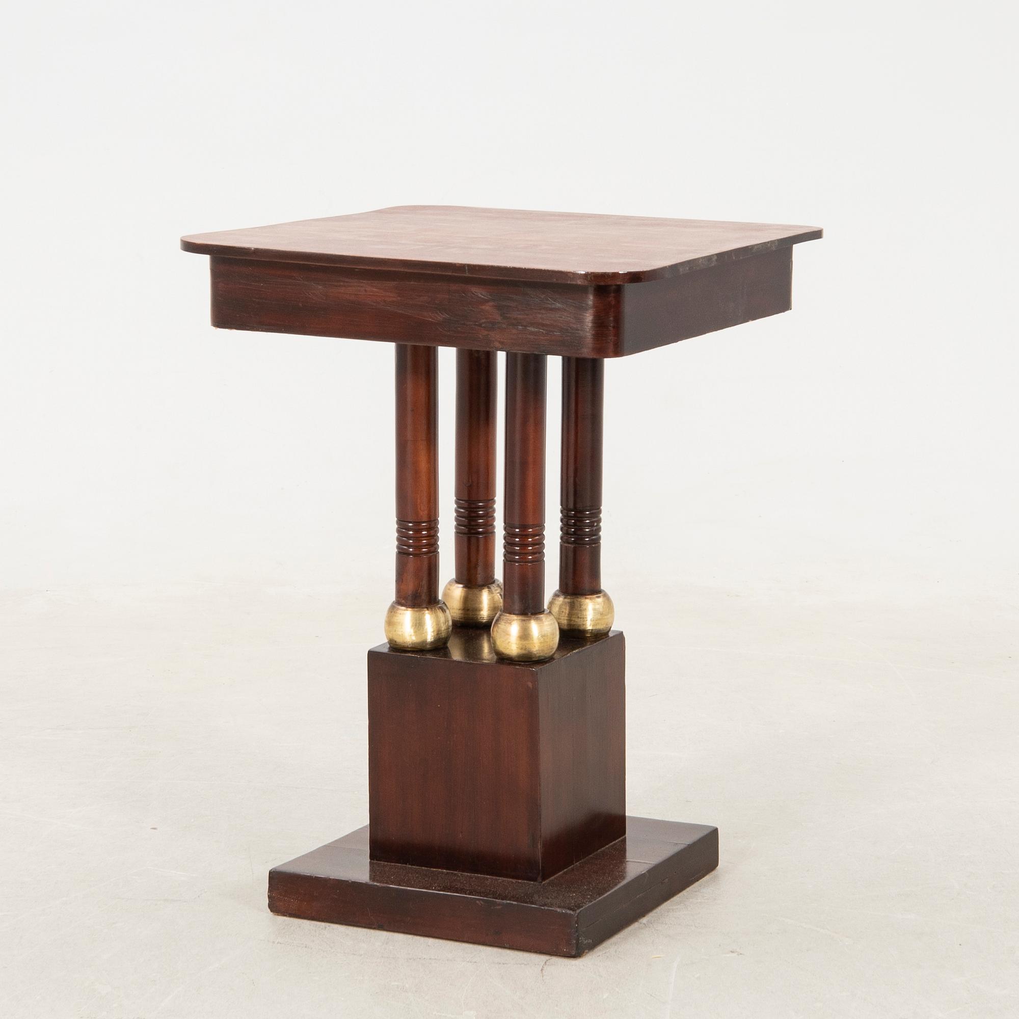 Art Deco-style table 20th century.