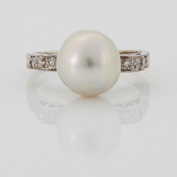 An 18K white gold ring set with a pearl and eight-cut diamonds.