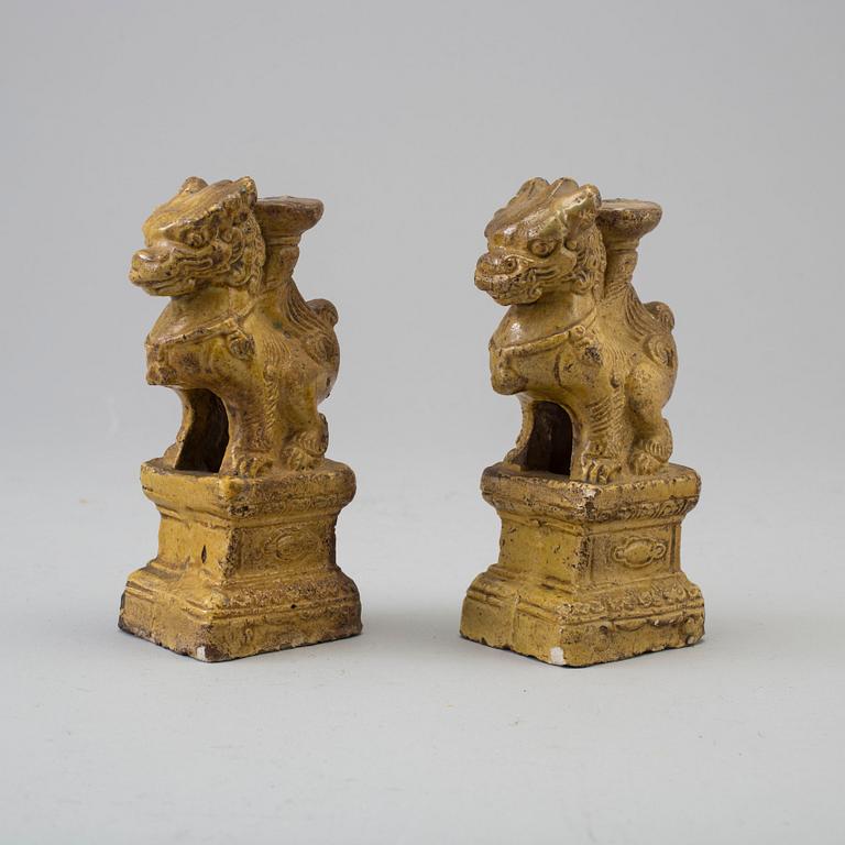 A pair of yellow glazed chinese joss sticks holders, 17th Century.