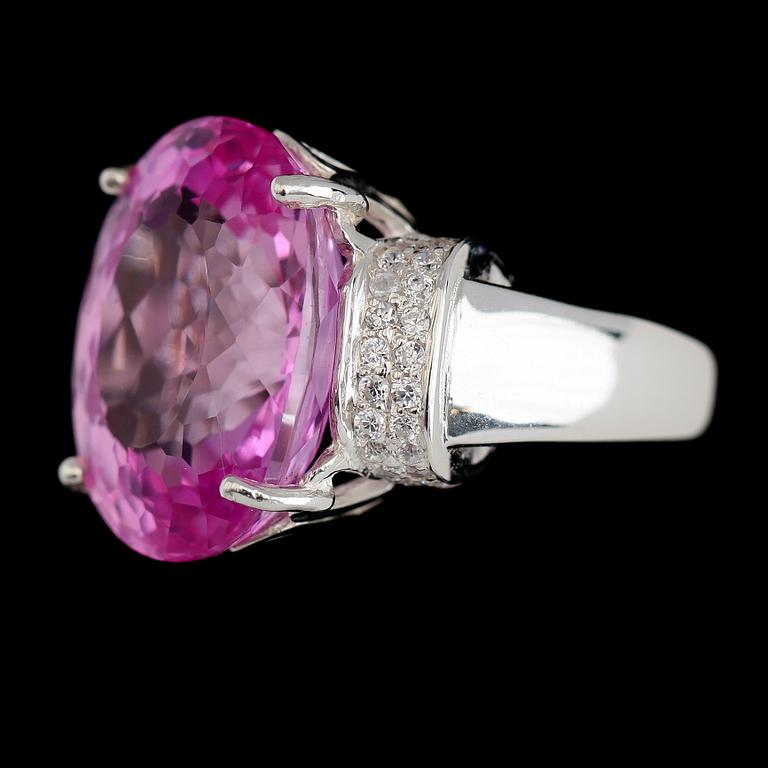 RING, vitguldspläterat sterlingsilver, rosa topas ca 24.00 ct, vita safirer tot ca 0.50 ct.