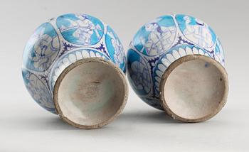 VASER, ett par, fajans, orientaliska, 1900-tal.