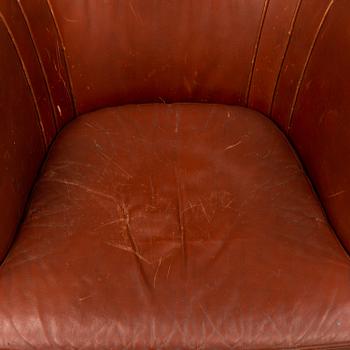 TOMMY SUNDBERG, a 'Sheraton' leather covered easy chair.