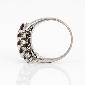 RING, 18k vitguld med små briljanter och rubiner.