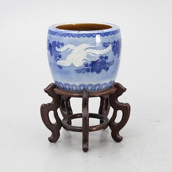 A blue and white Japanese 'Hibachi', flower pot, first half of the 20th Century.