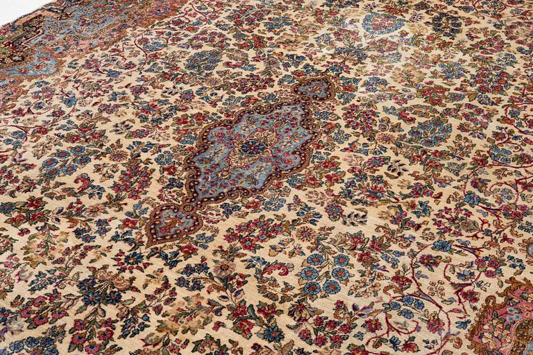 Matta, Kirman, ca 540 x 350 cm.