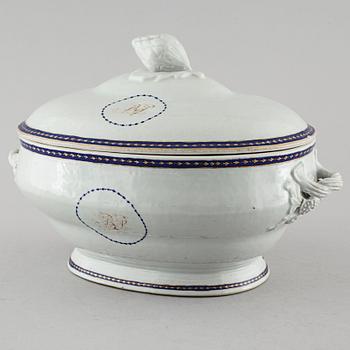 A porcelain terrine with lid, Qianlong (1736-1795).