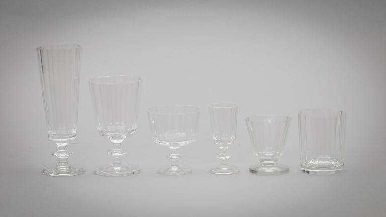 GLASSERVIS, 66 delar, glas, "Karlberg", Kosta. 1900-talets första hälft.