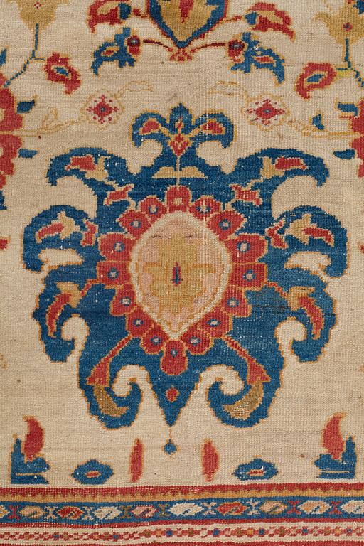 A CARPET, an antik Ziegler Mahal, ca 419,5 x 323,5 cm (as well as 1 cm flat weave at the ends).