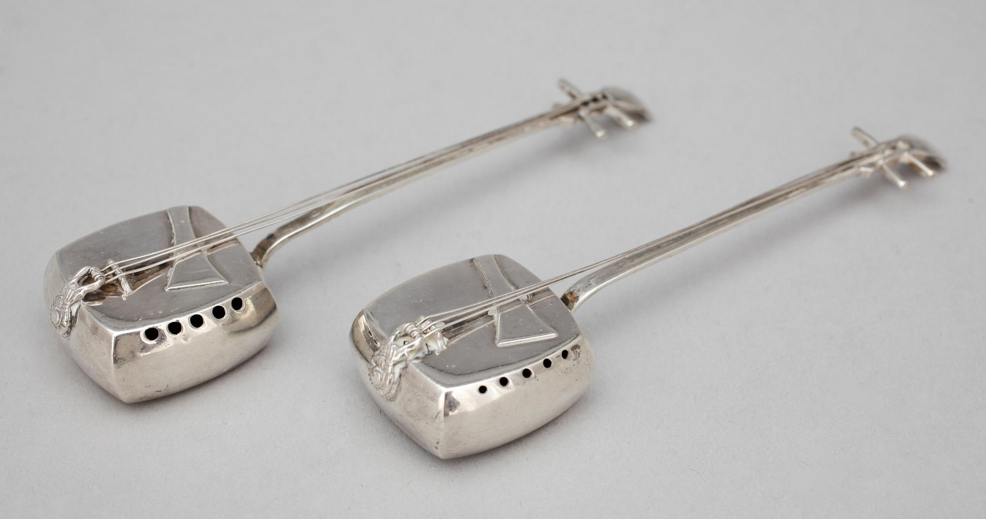 STRÖARE FÖR SALT OCH PEPPAR, sterlingsilver, Japan 1950-tal. Vikt 32 g.