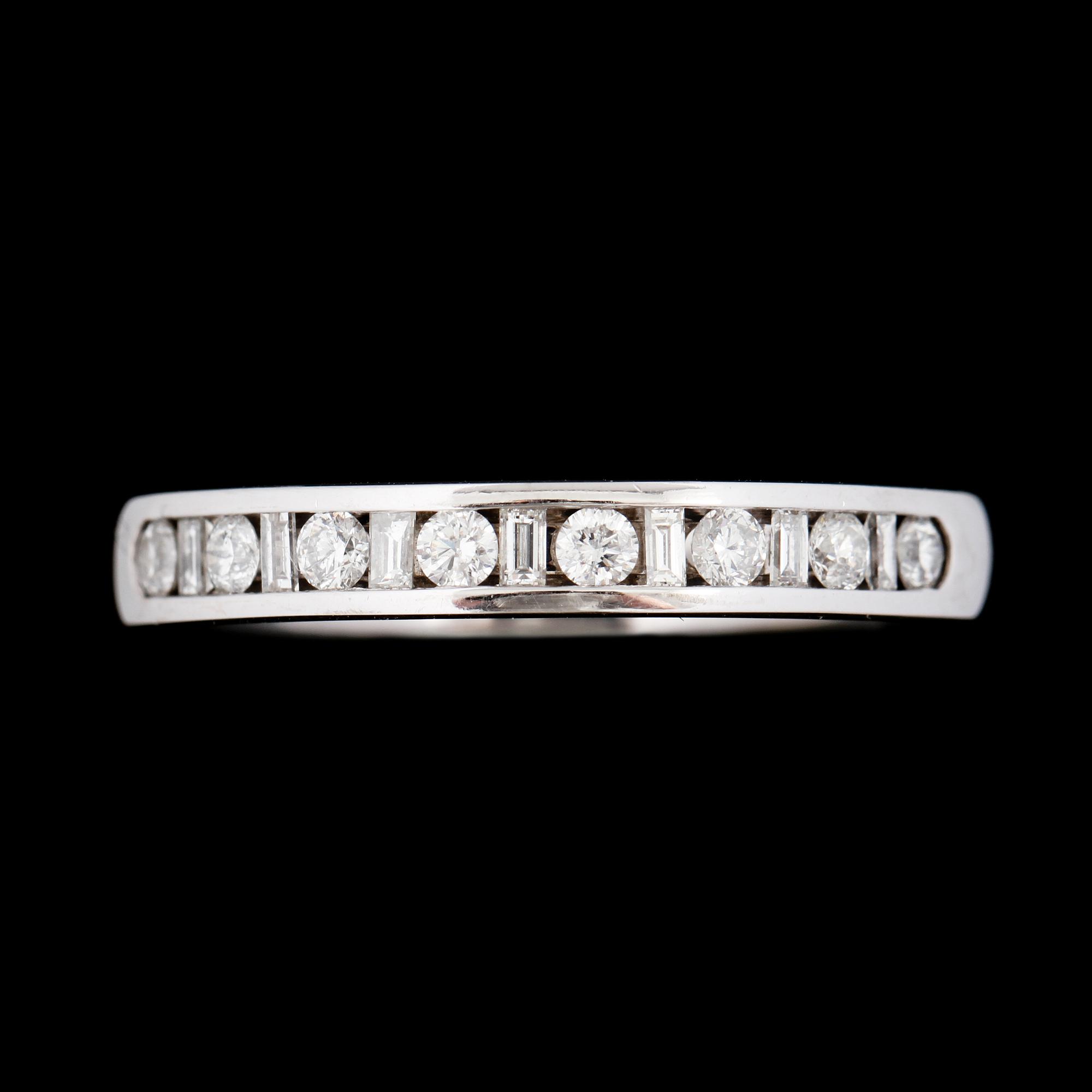 RING, 14K vitguld med 8 briljant och 7 baguettslipade diamanter, ca 0.50 ct. Vikt 4,0 g.