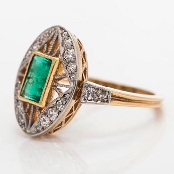 An 18K gold ring, with an emerald and diamonds, Hjalmar Fagerroos Helsinki 1916.