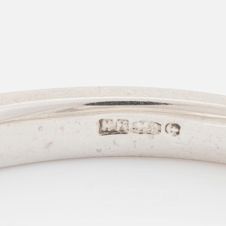 Vanbruun, ring, platinum and brilliant cut diamonds.