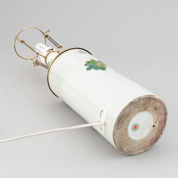 Perukvas, omgjord till bordslampa, porslin. Kina, 1900-tal.