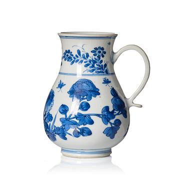 956. A blue and white ewer, Qing dynasty, Kangxi (1662-1722).