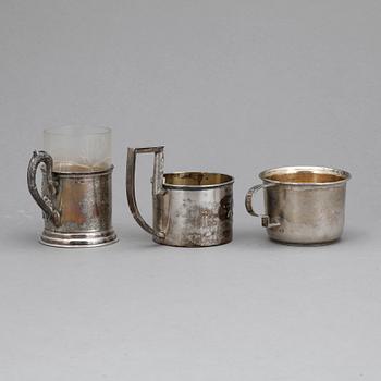 TEGLASHÅLLARE SAMT MUGG, 3 delar, silver, otydliga stämplar, Lettland 1922 - 1939. Tot vikt ca 205 gram.