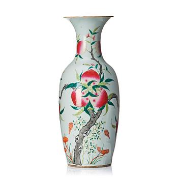 1087. A large peach and bats vase, Qing dynasty, late 19th Century.