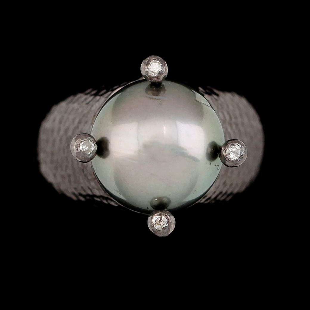 RING, svärtat/rhodierat silver, thaitipärla samt diamanter.