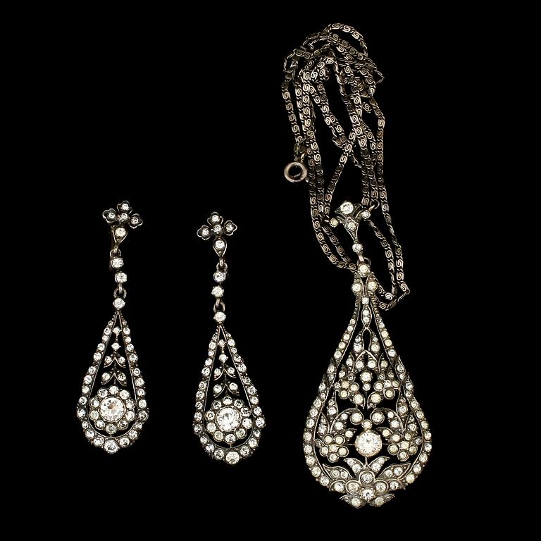 HALSBAND samt ÖRHÄNGEN, ett par, silver och fasettslipade stenar, importstmpl, omkring 1900. Vikt 35 g.