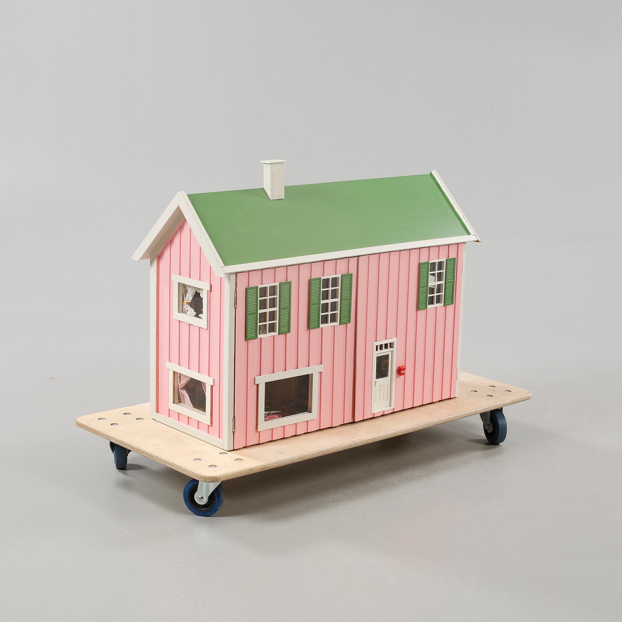 A 1980s doll house with various dolls and furniture. Bukowskis