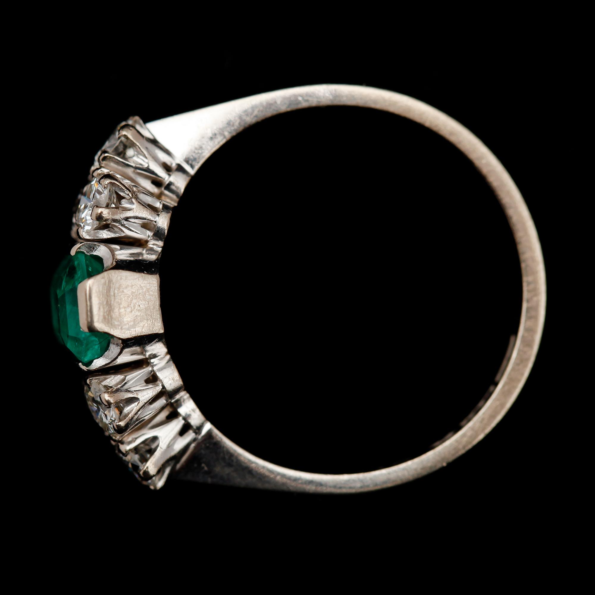 RING, 18 k vitguld, Stockholm 1975, med smaragd och briljanter.