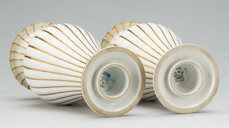 VASER, ett par, porslin, Royal Copenhagen, 1900-tal.