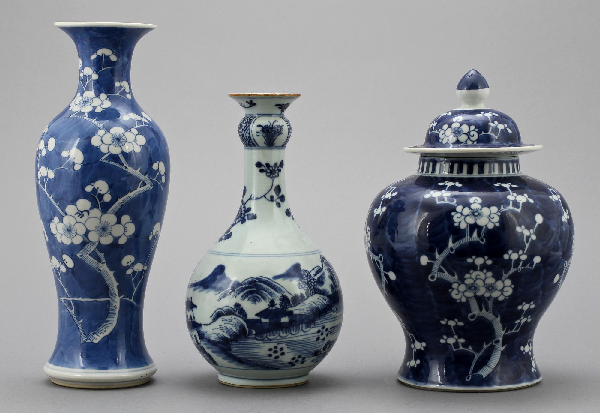 VASER, 2 st, samt LOCKURNA, porslin, Kina, 1800-tal.
