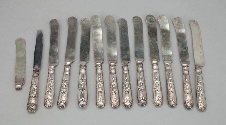 SMÖRKNIVAR 12 st, silver, Fredrik Tiander, Lovisa, Finland 1846. Tot. vikt ca 462 g.