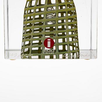 Oiva Toikka, årskub, signerad Oiva Toikka, Nuutajärvi 2002, numrerad 109/2000.