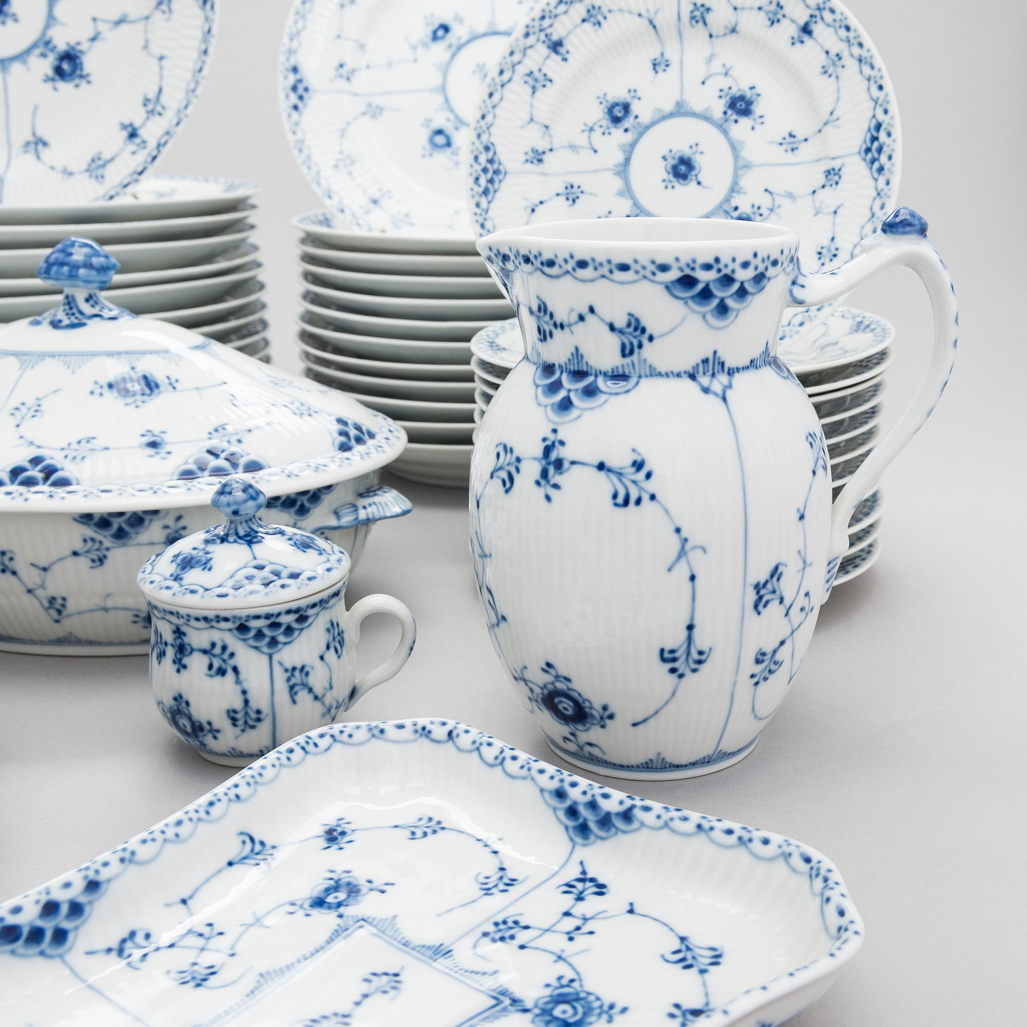 Royal Copenhagen, servisdelar, 75 st, "Musselmalet", porslin. Danmark.