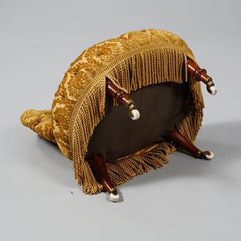 FÅTÖLJ, tapetserarstil, sent 1800-tal.