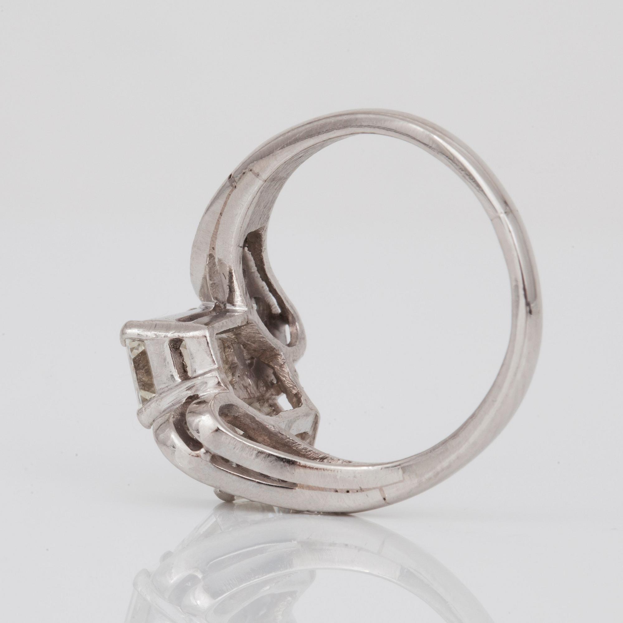 RING med briljant- och smaragdslipade diamanter.