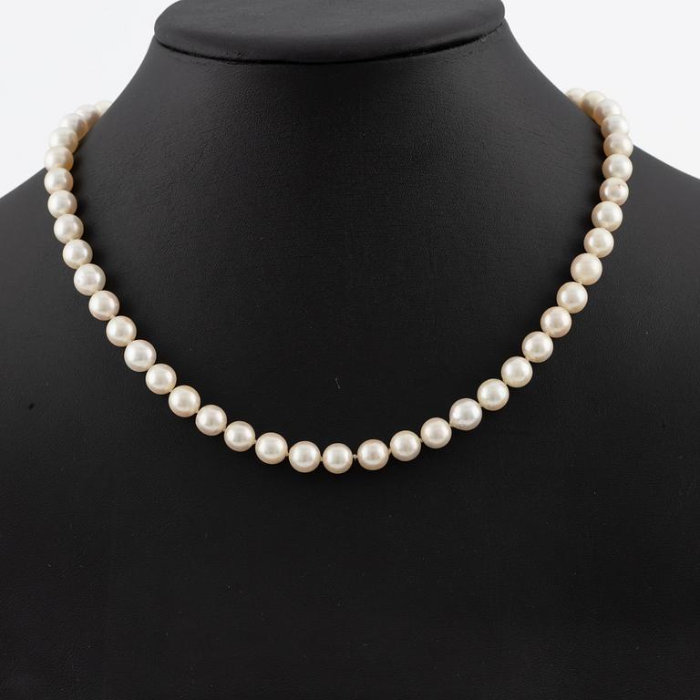 Pearl necklace, with cultured pearls, clasp in 18K white gold set with brilliant-cut diamonds.