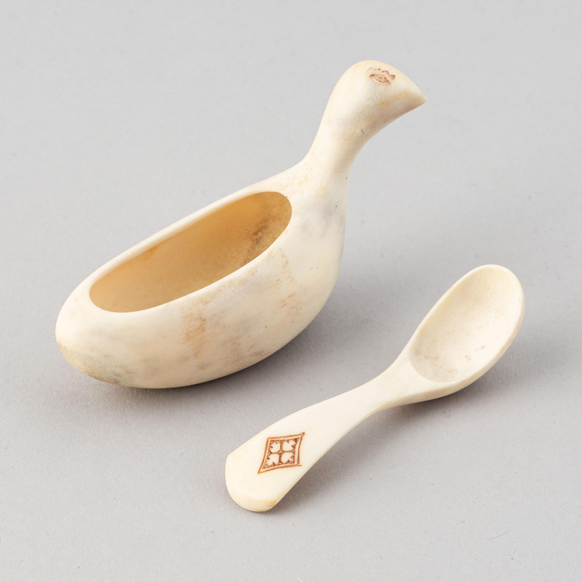 Lars Levi Sunna, saltripa med sked, renhorn, signerad LL Sunna.