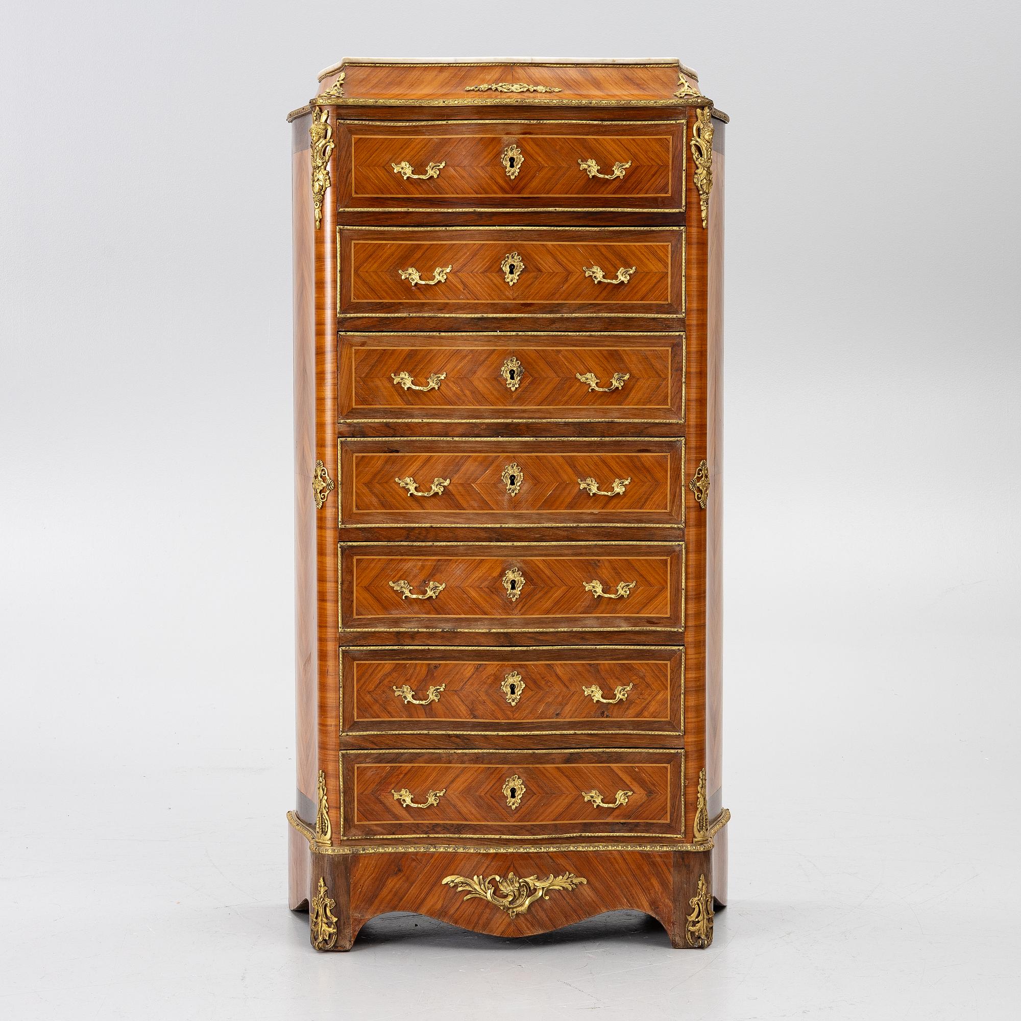Chest of drawers, Louis XV style, France, first half of the 20th century.