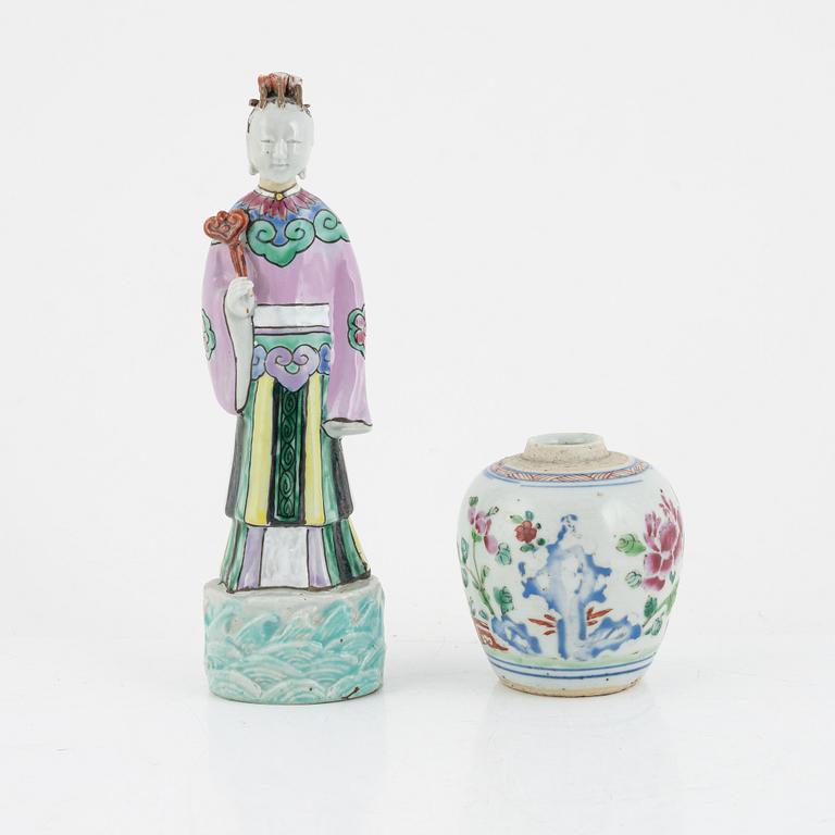 A Chinese famille rose porcelain figure and a jar, Qing dynasty (1644-1912).